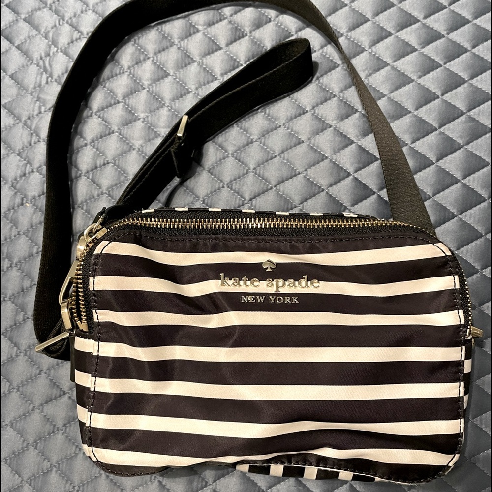 Kate Spade Black & White stripped crossbody purse. Darling. Good condition.